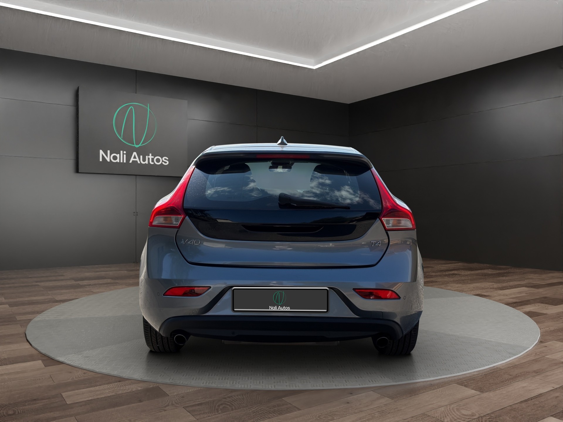 VOLVO V40 T4 Momentum Powershift-showroom-element-2