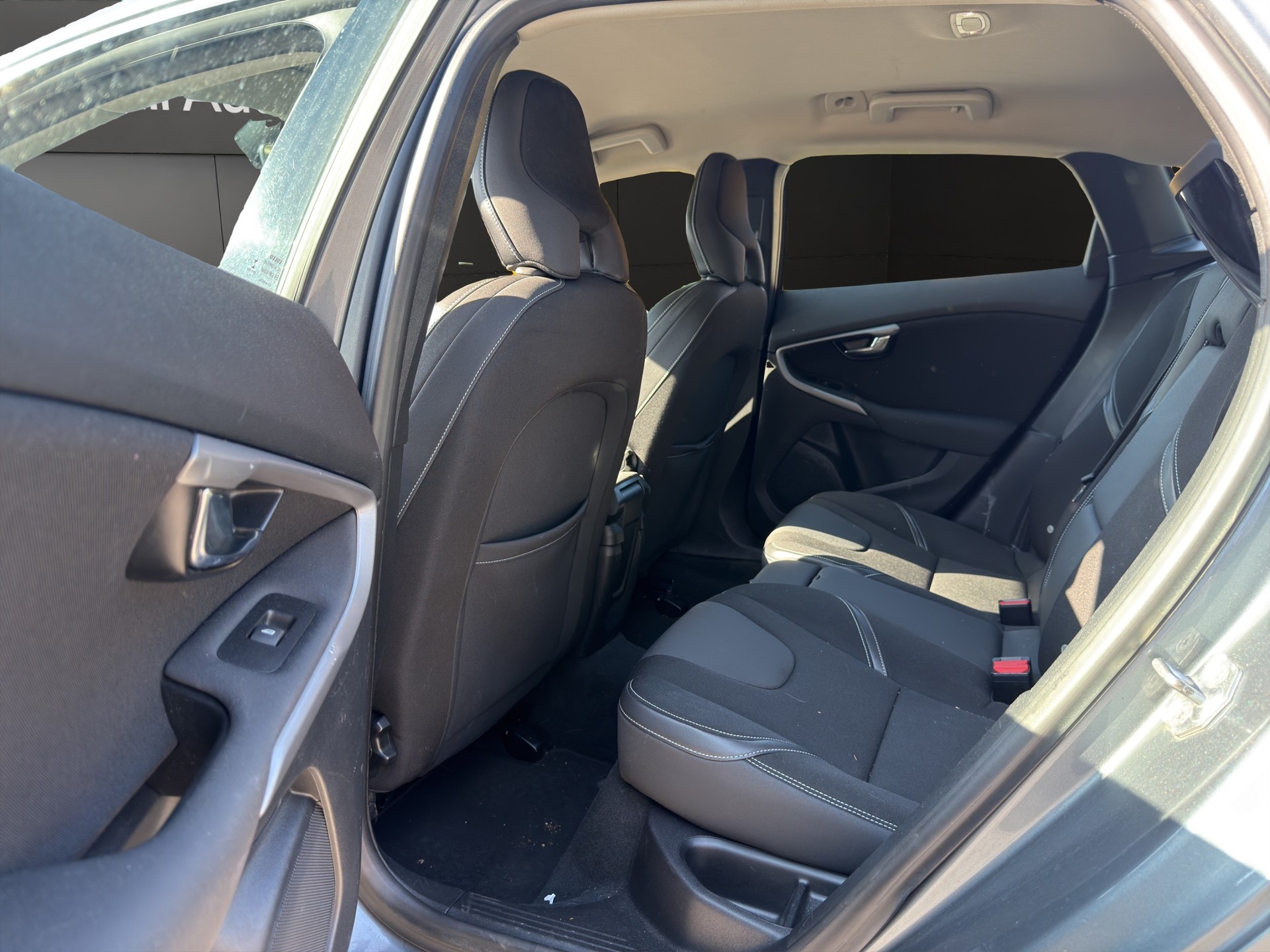 VOLVO V40 T4 Momentum Powershift-image-14