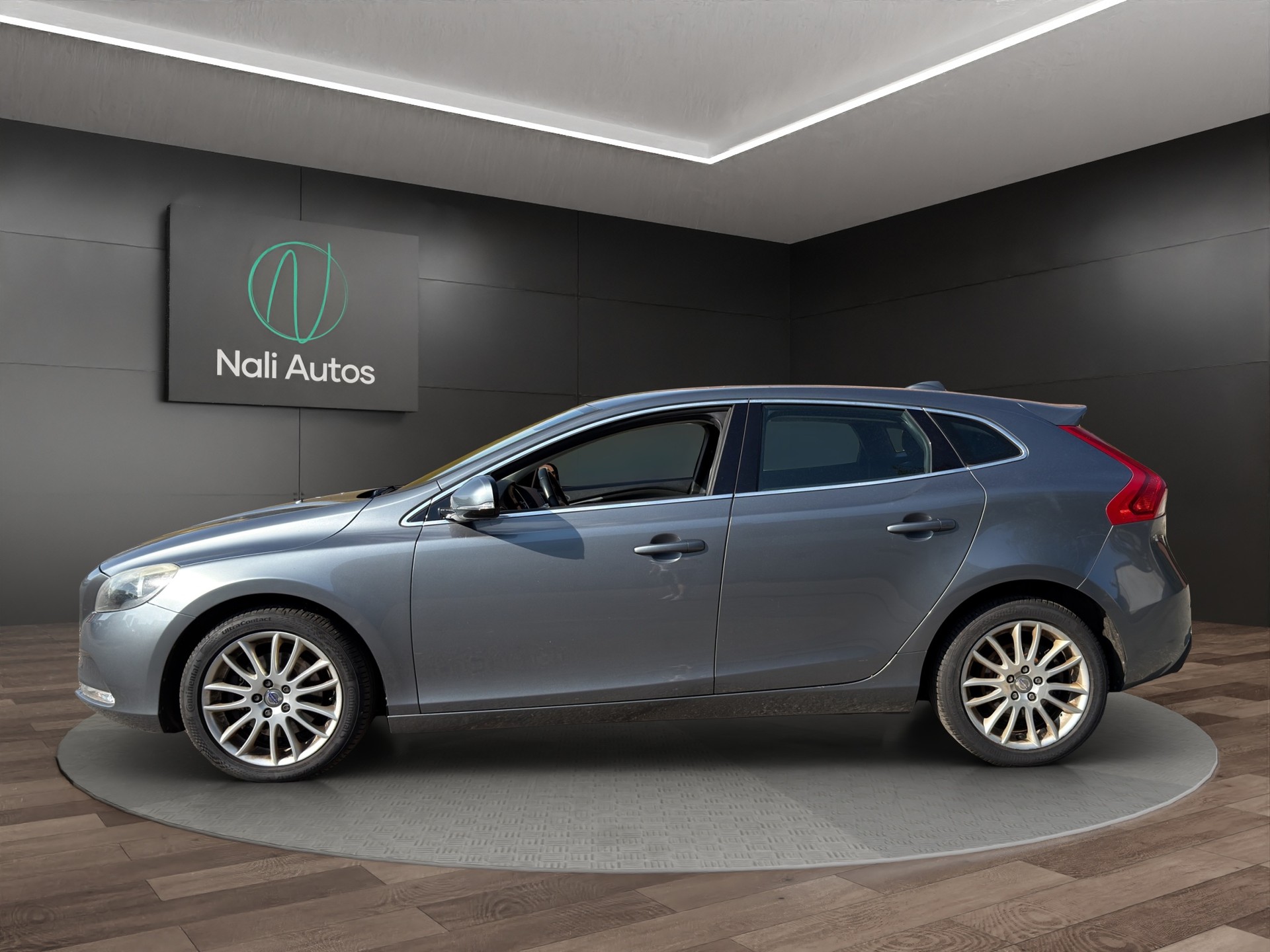VOLVO V40 T4 Momentum Powershift-showroom-element-1