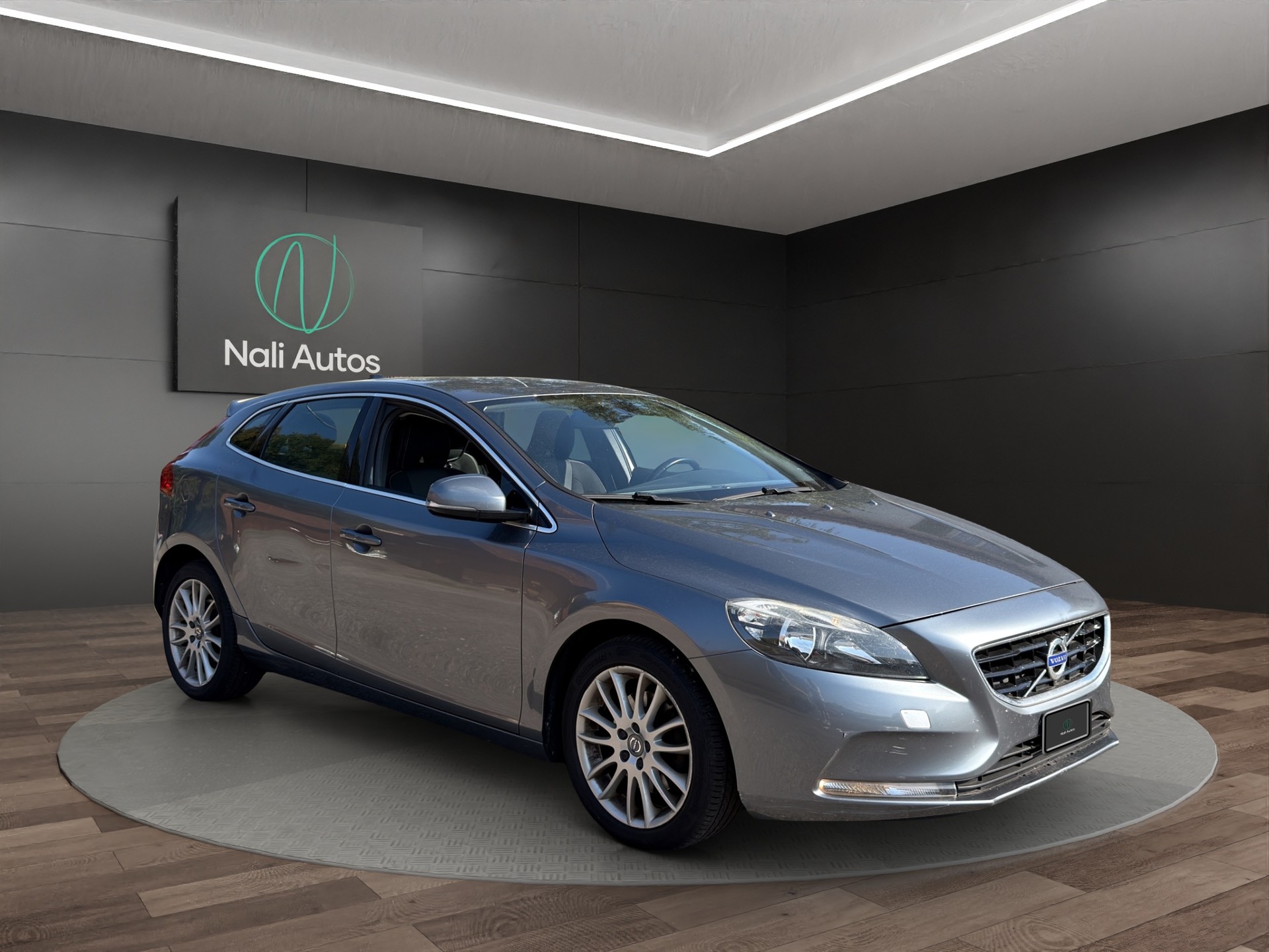VOLVO V40 T4 Momentum Powershift-showroom-element-3
