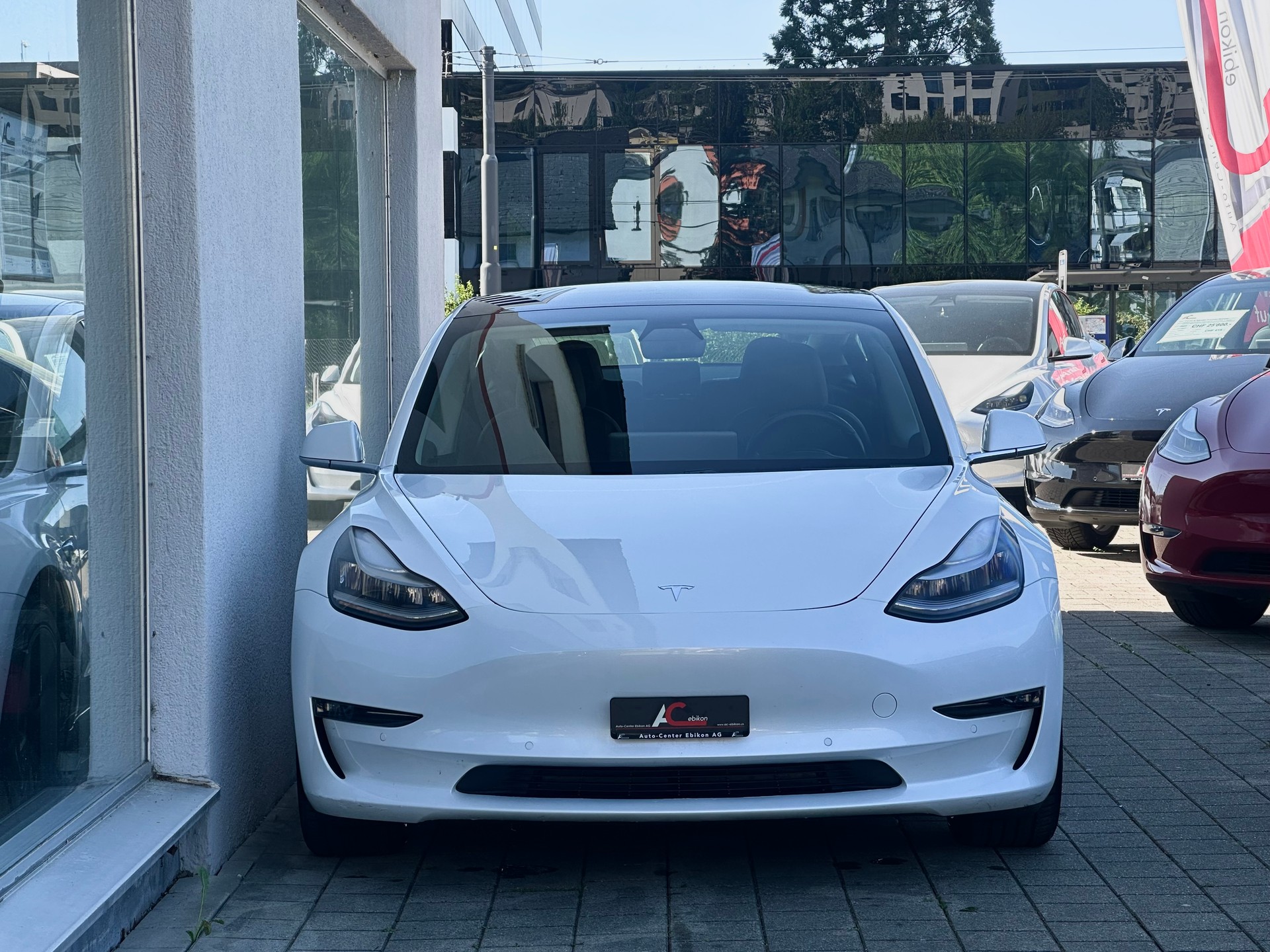 TESLA Model 3 Long Range Dual Motor AWD-showroom-element-3