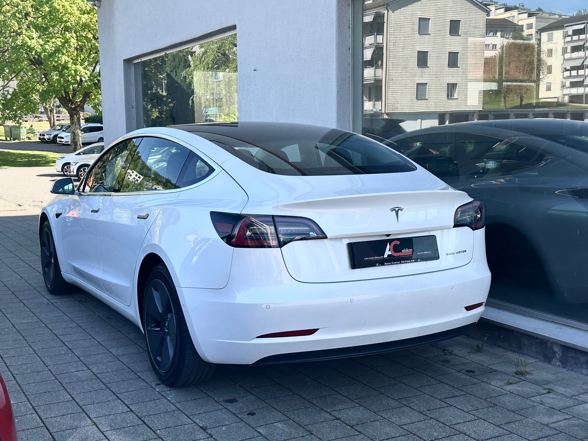 TESLA Model 3 Long Range Dual Motor AWD-showroom-element-1