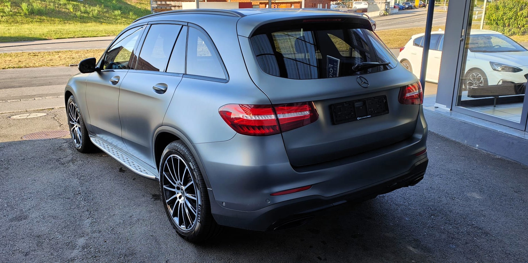 MERCEDES-BENZ GLC 250 AMG Line 4Matic 9G-Tronic-showroom-element-3