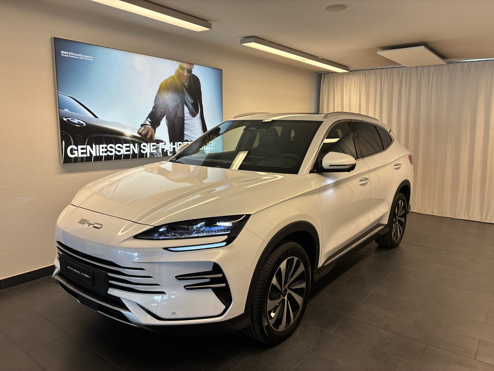 BYD Seal U DM-i Design AWD-showroom-element-1