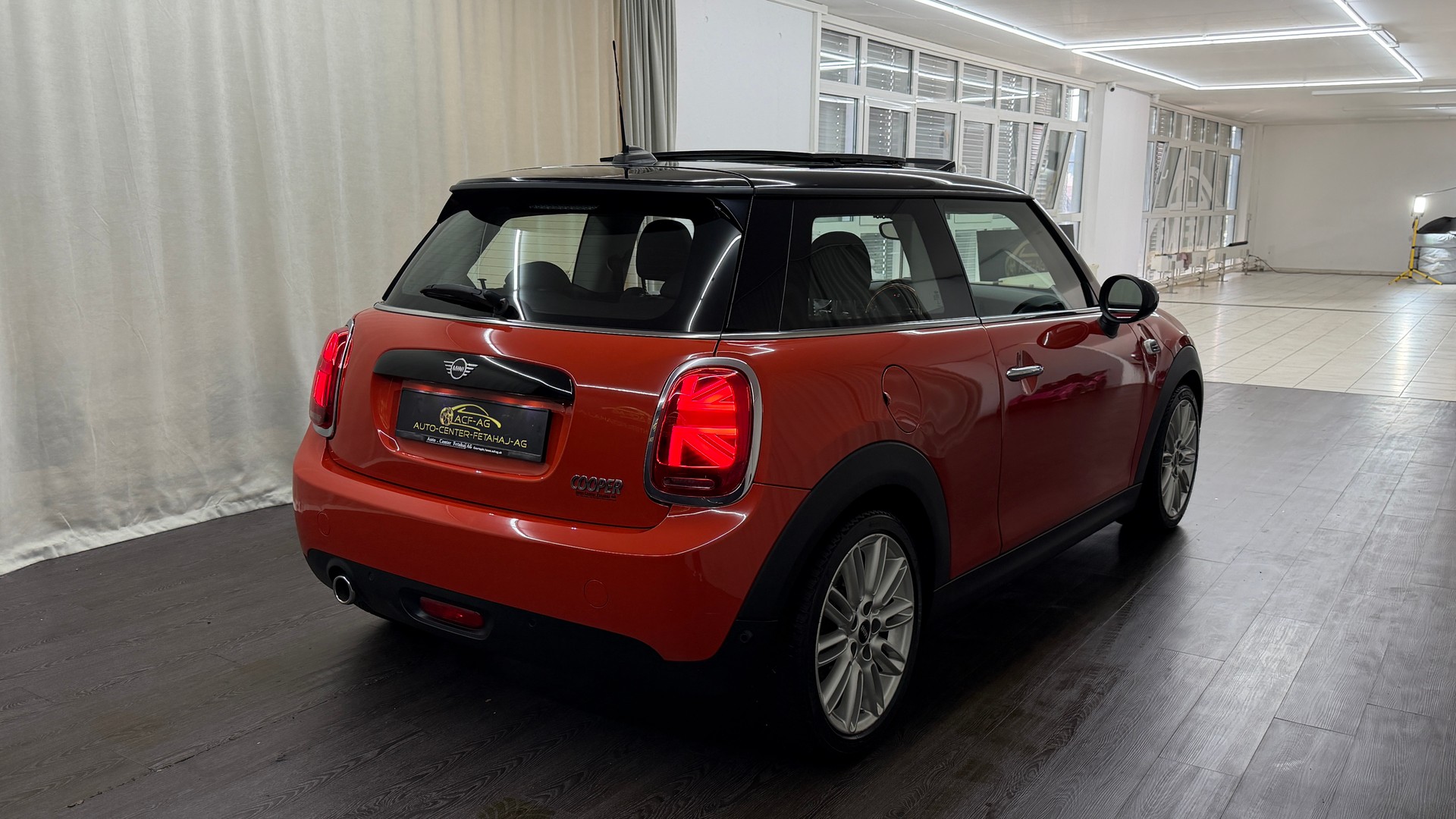MINI Cooper Steptronic DKG-showroom-element-3