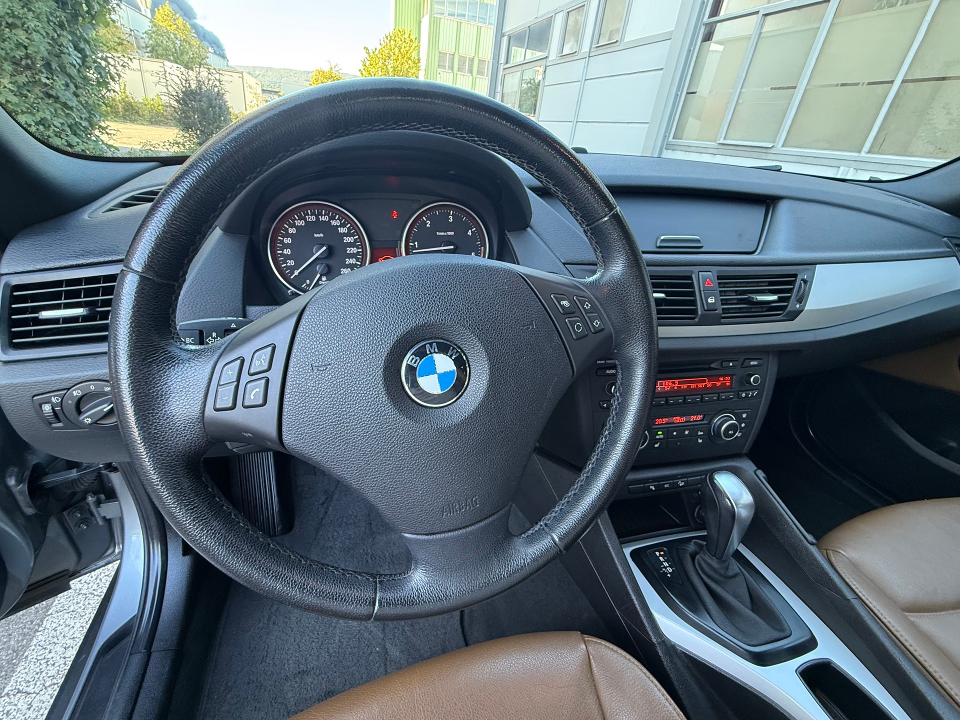 BMW X1 xDrive 20d Steptronic *Frisch ab MFK *Tempomat *Automat *Abnehmbare Anhängerkupplung *Sitzheizung *Panorama-Glasdach-image-10