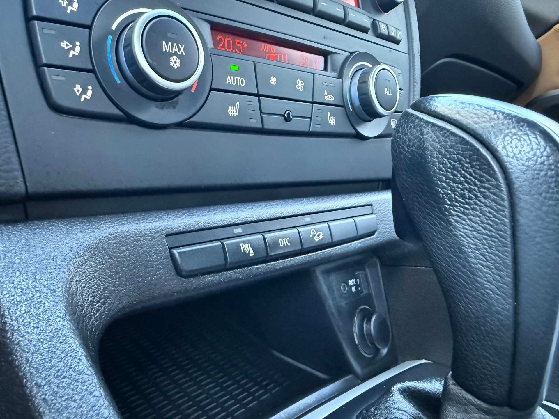 BMW X1 xDrive 20d Steptronic *Frisch ab MFK *Tempomat *Automat *Abnehmbare Anhängerkupplung *Sitzheizung *Panorama-Glasdach-image-12