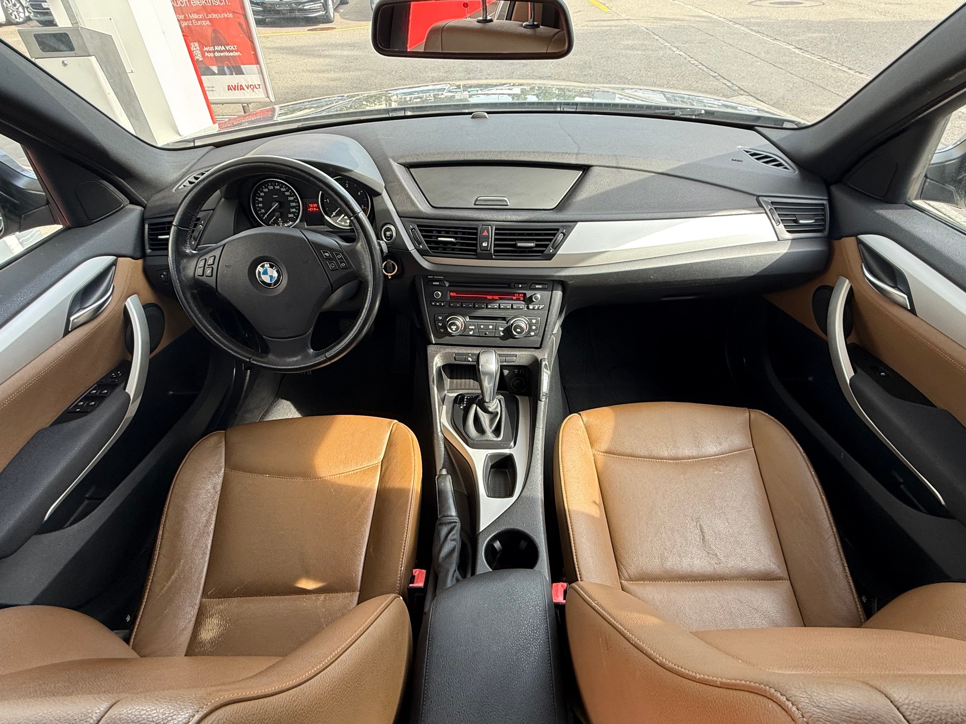 BMW X1 xDrive 20d Steptronic *Frisch ab MFK *Tempomat *Automat *Abnehmbare Anhängerkupplung *Sitzheizung *Panorama-Glasdach-image-9