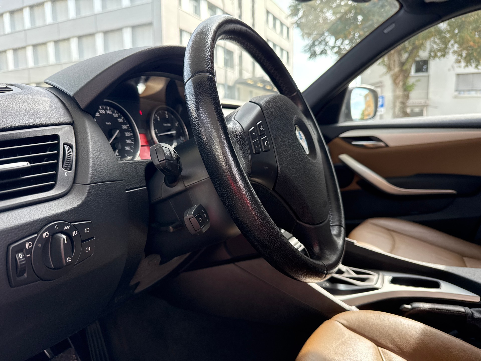 BMW X1 xDrive 20d Steptronic *Frisch ab MFK *Tempomat *Automat *Abnehmbare Anhängerkupplung *Sitzheizung *Panorama-Glasdach-image-11