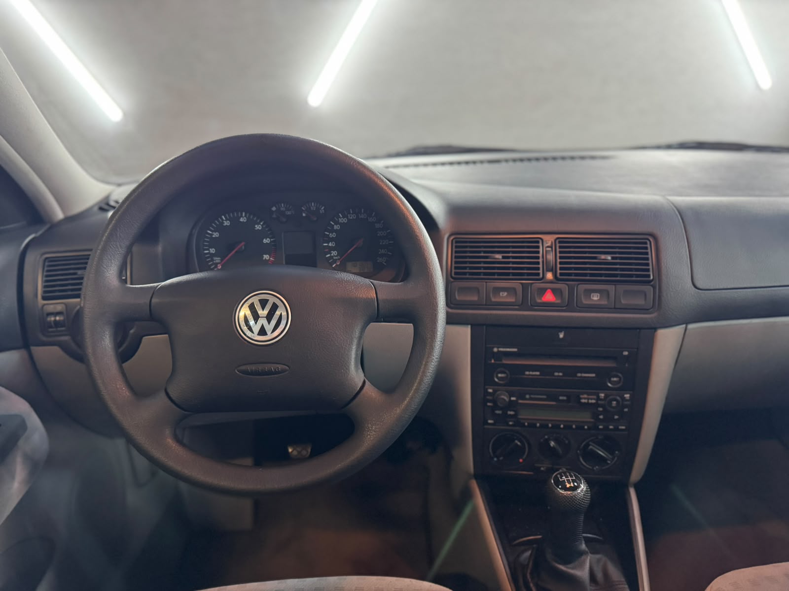 VW Golf 1.6 16V-image-8