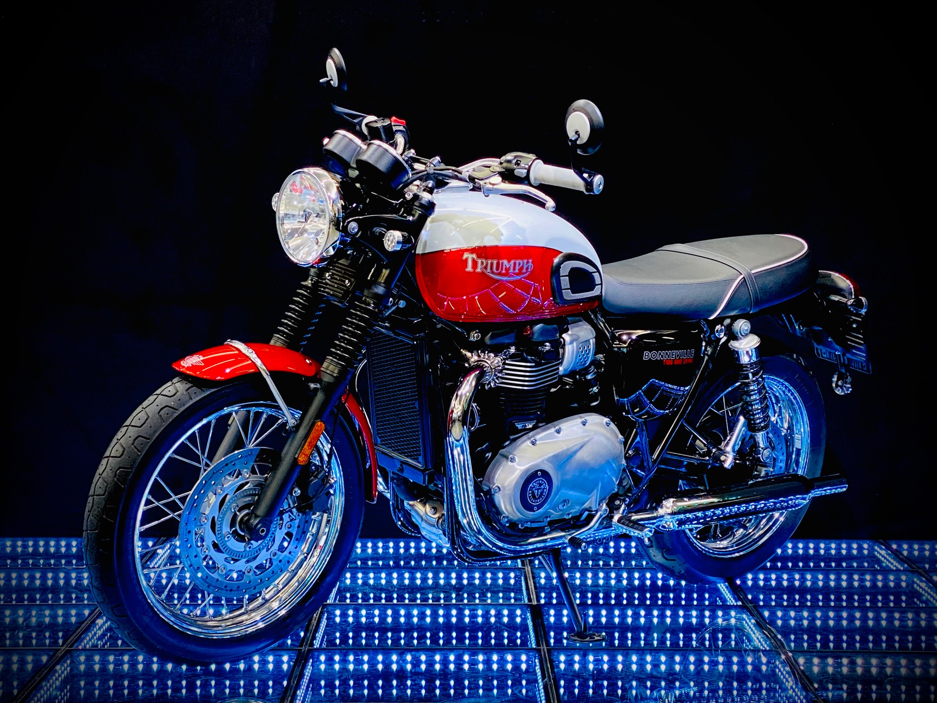 TRIUMPH Bonneville 900 T 100 Bud Ekins-image-1