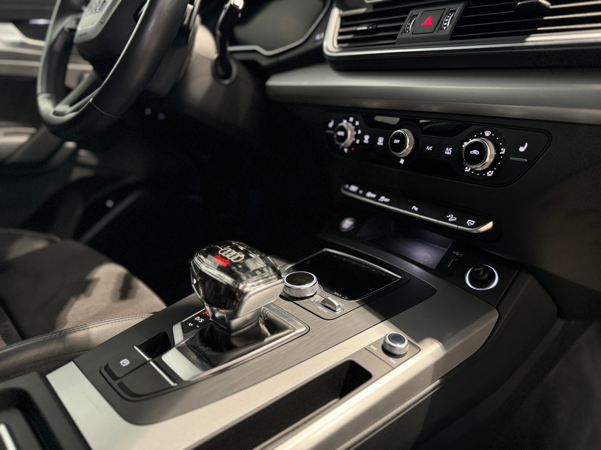 AUDI Q5 40 TDI sport quattro S-tronic-image-13