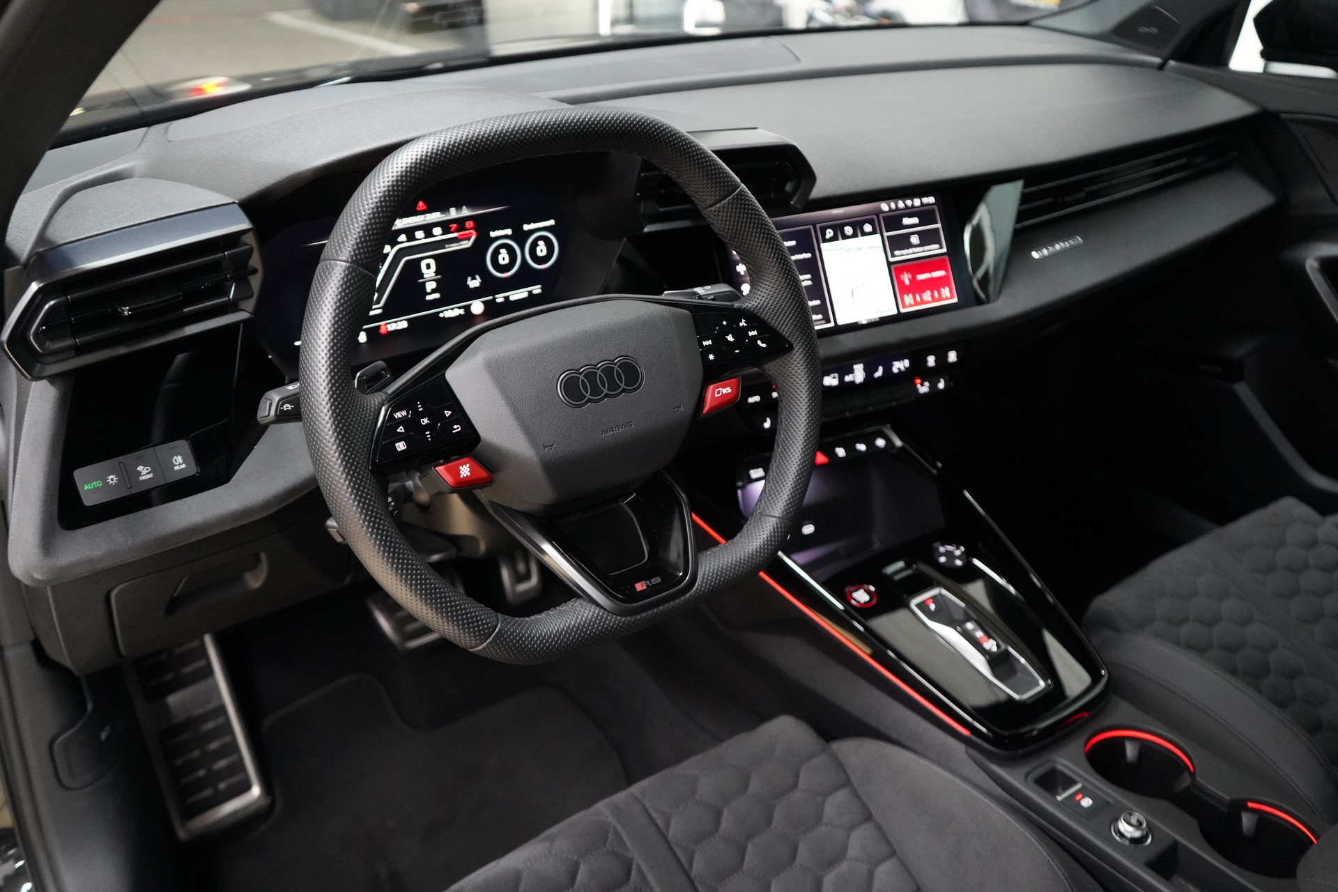 AUDI RS3 Limousine 2.5 TSI quattro S-tronic Facelift R8 Carbon-sitze-image-17