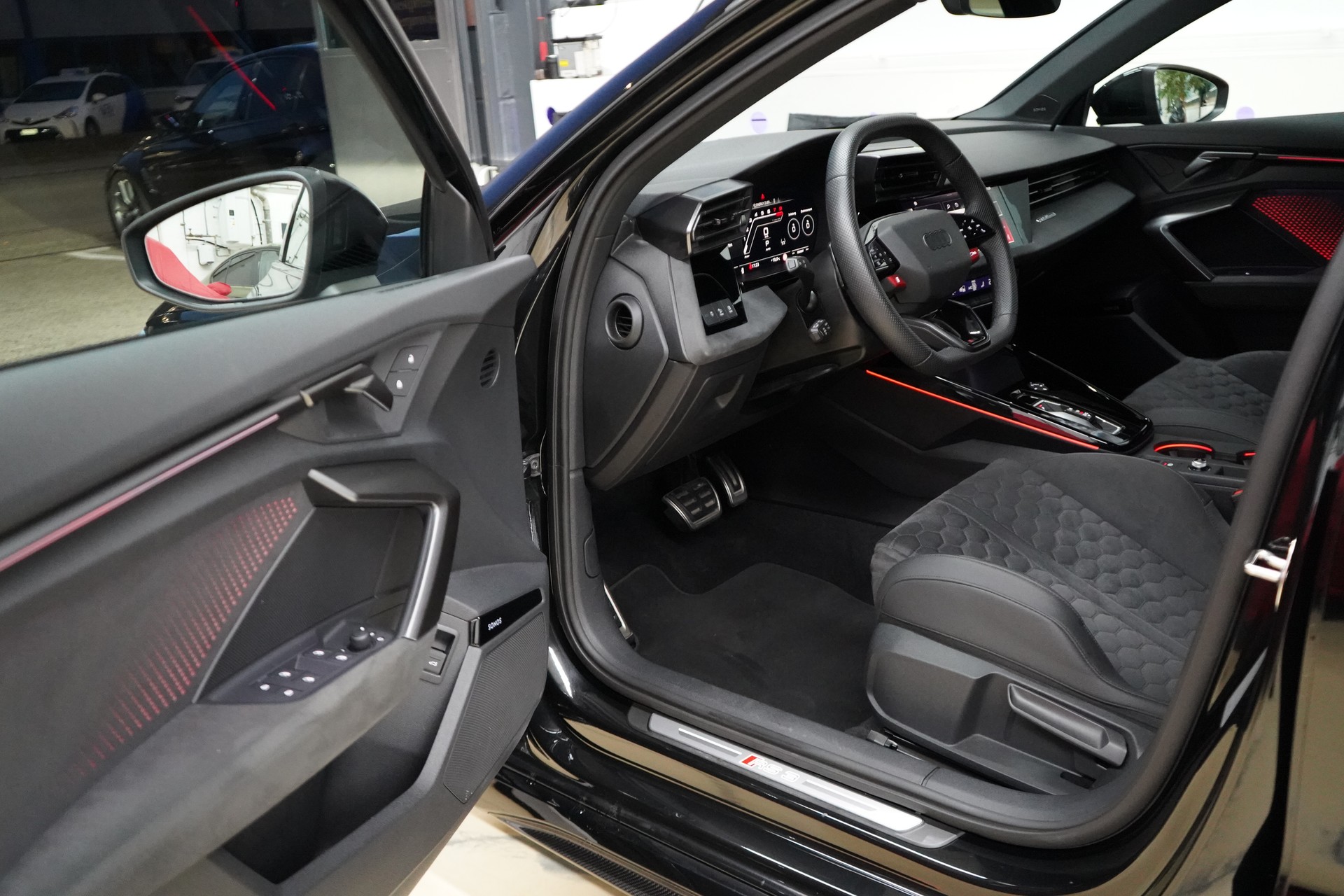 AUDI RS3 Limousine 2.5 TSI quattro S-tronic Facelift R8 Carbon-sitze-image-16