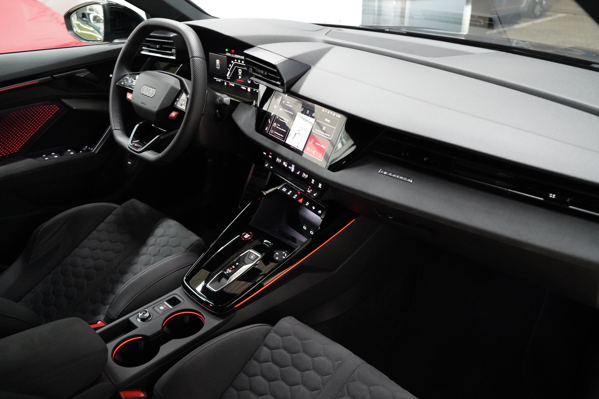 AUDI RS3 Limousine 2.5 TSI quattro S-tronic Facelift R8 Carbon-sitze-image-26