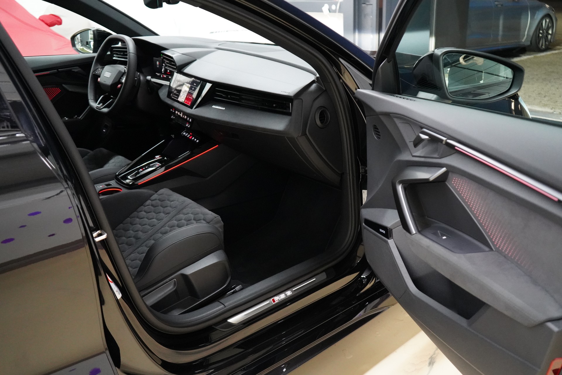 AUDI RS3 Limousine 2.5 TSI quattro S-tronic Facelift R8 Carbon-sitze-image-25