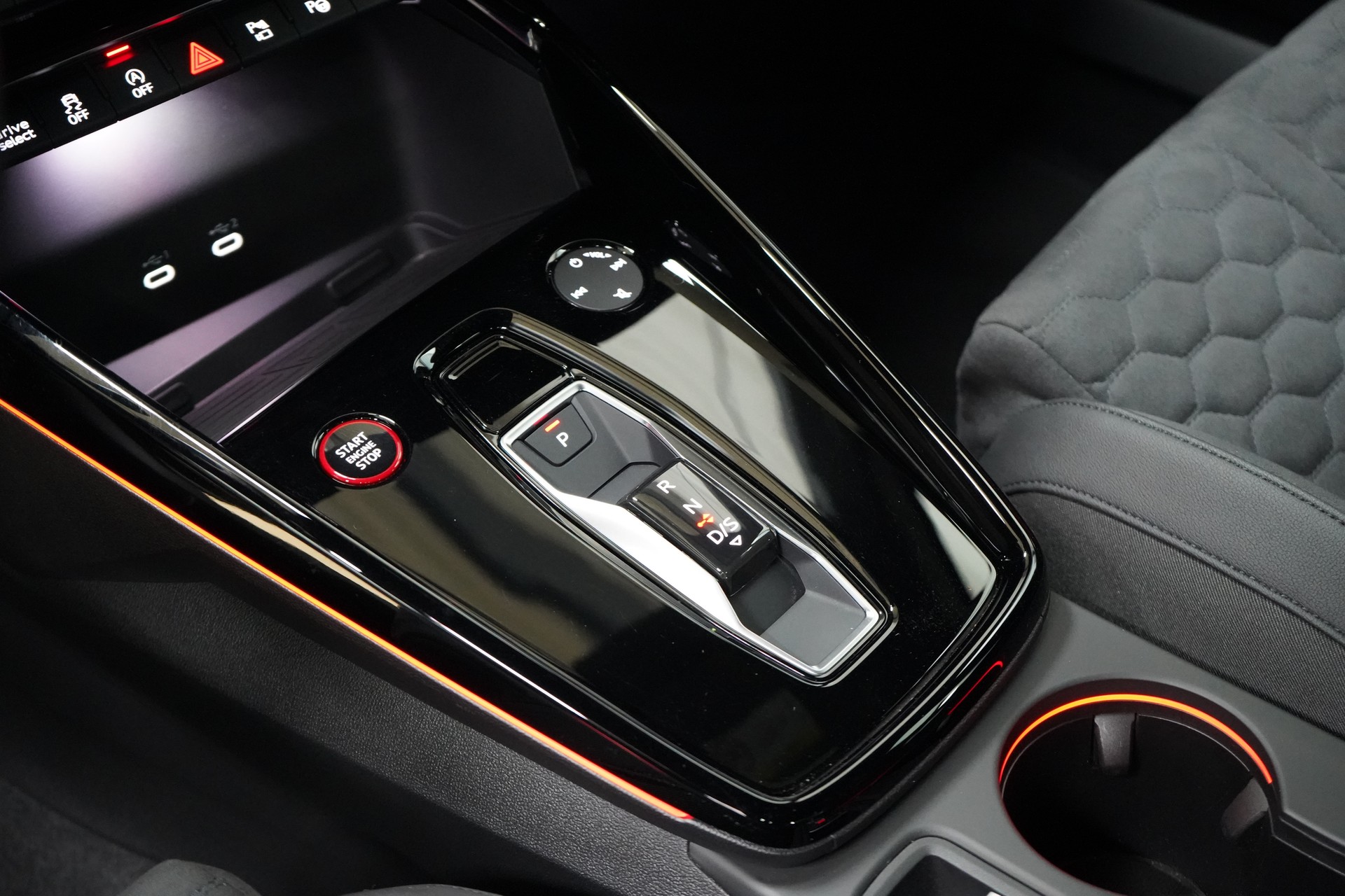 AUDI RS3 Limousine 2.5 TSI quattro S-tronic Facelift R8 Carbon-sitze-image-20