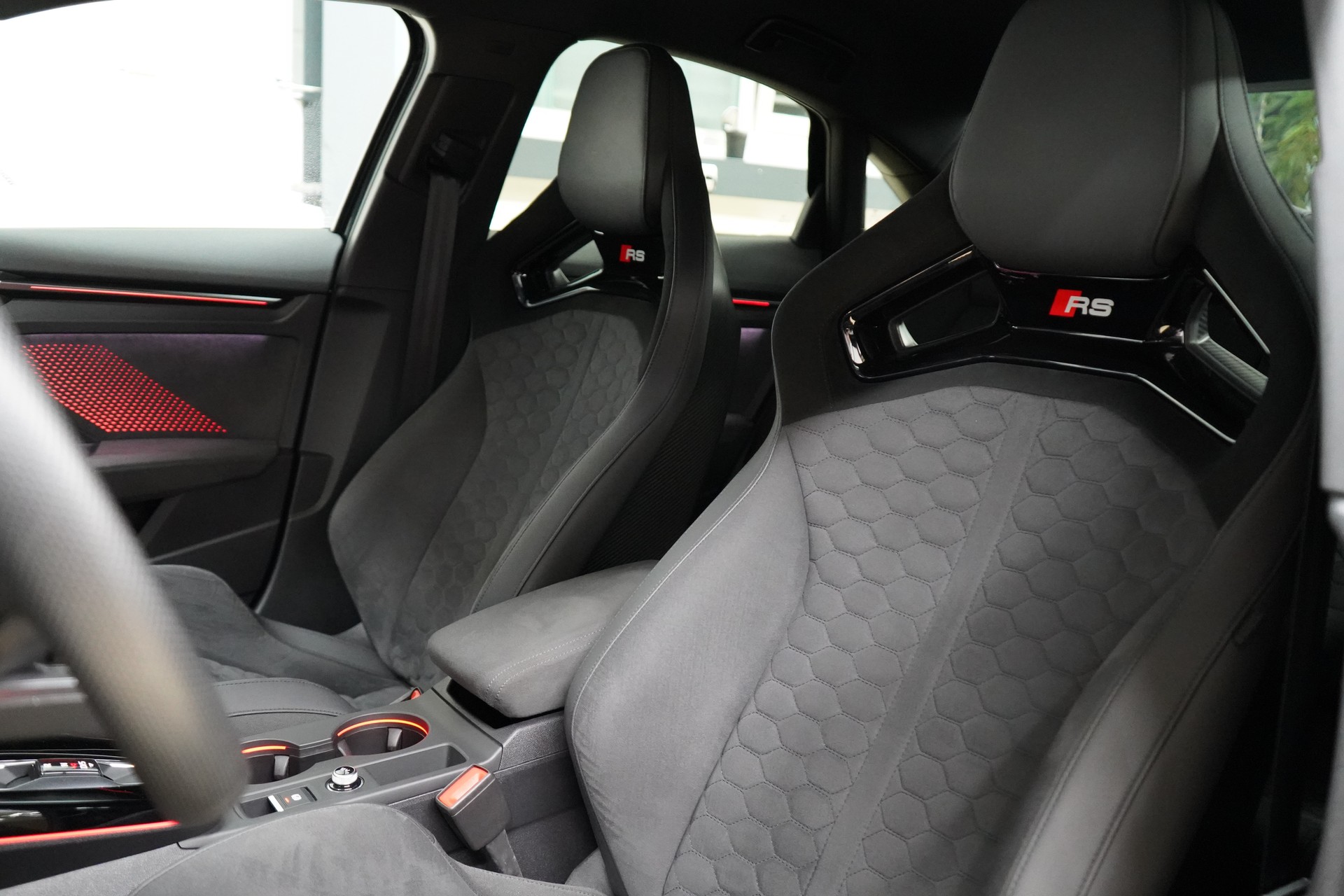 AUDI RS3 Limousine 2.5 TSI quattro S-tronic Facelift R8 Carbon-sitze-image-30