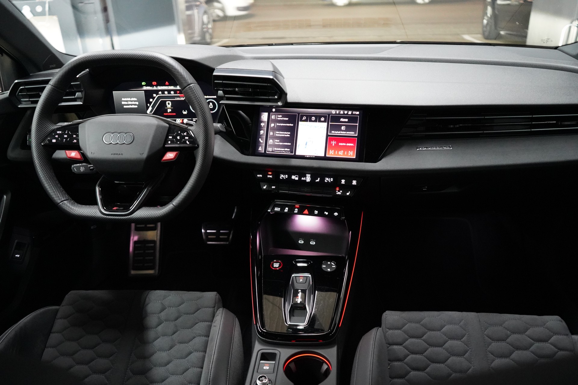 AUDI RS3 Limousine 2.5 TSI quattro S-tronic Facelift R8 Carbon-sitze-image-27
