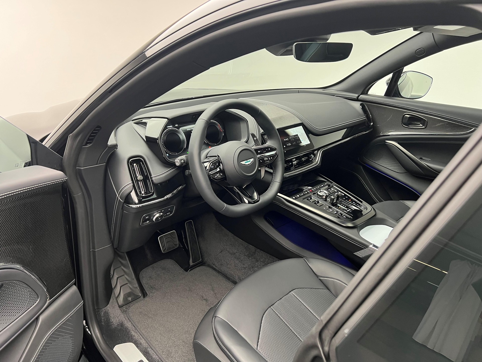ASTON MARTIN New MY25 DBX 707 4.0 V8 Bi-Turbo-showroom-element-3