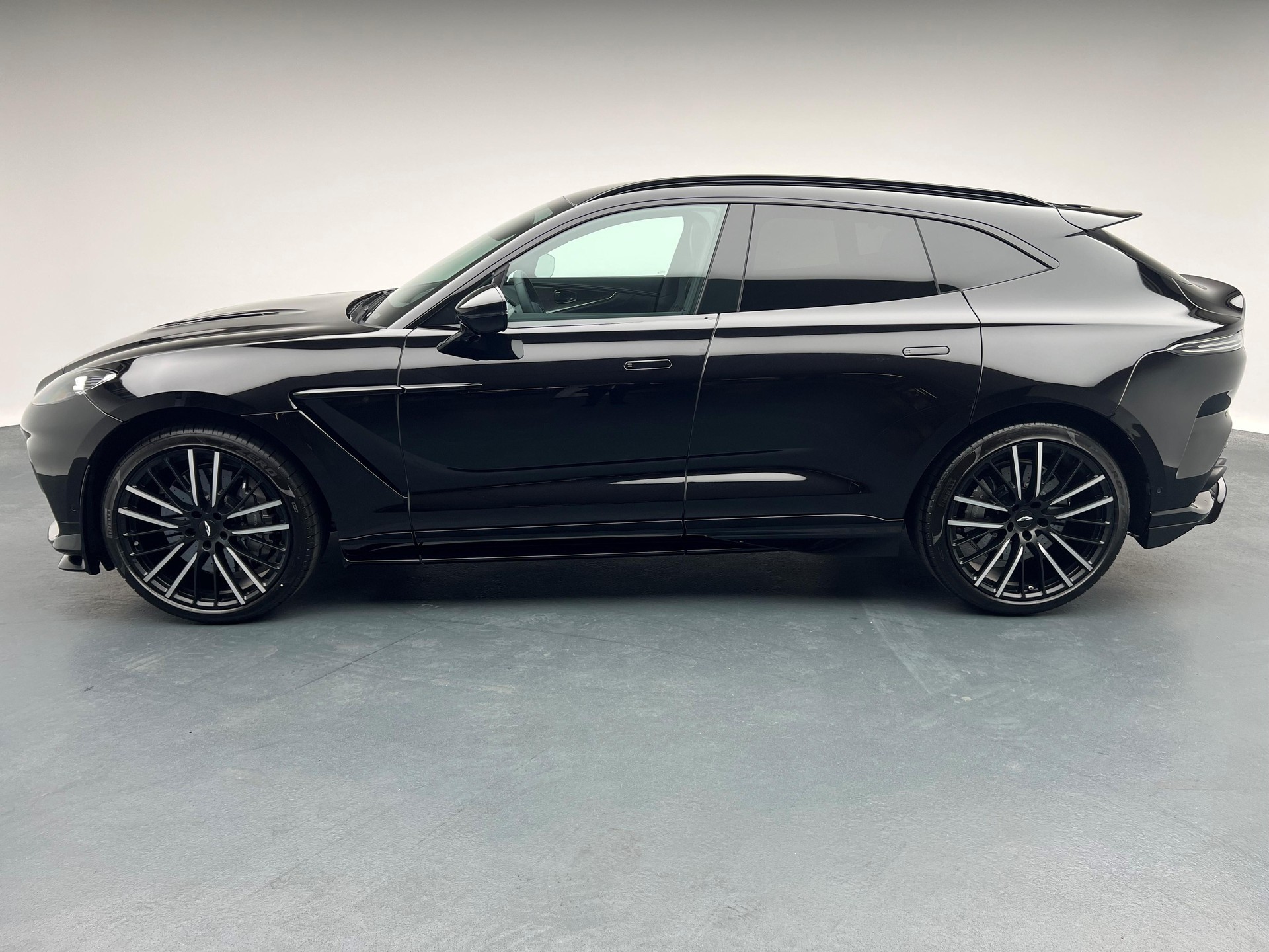 ASTON MARTIN New MY25 DBX 707 4.0 V8 Bi-Turbo-showroom-element-1