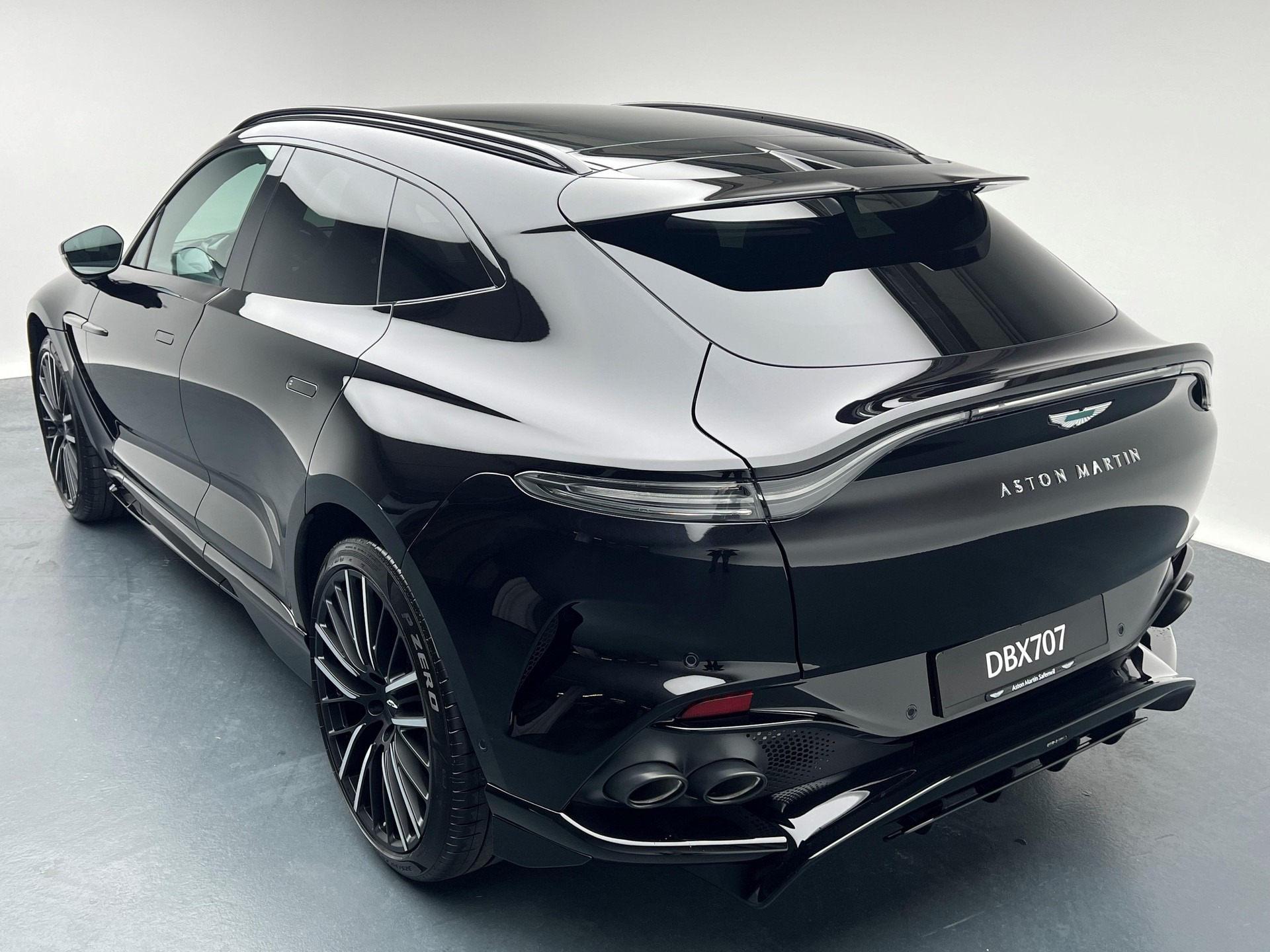 ASTON MARTIN New MY25 DBX 707 4.0 V8 Bi-Turbo-showroom-element-2