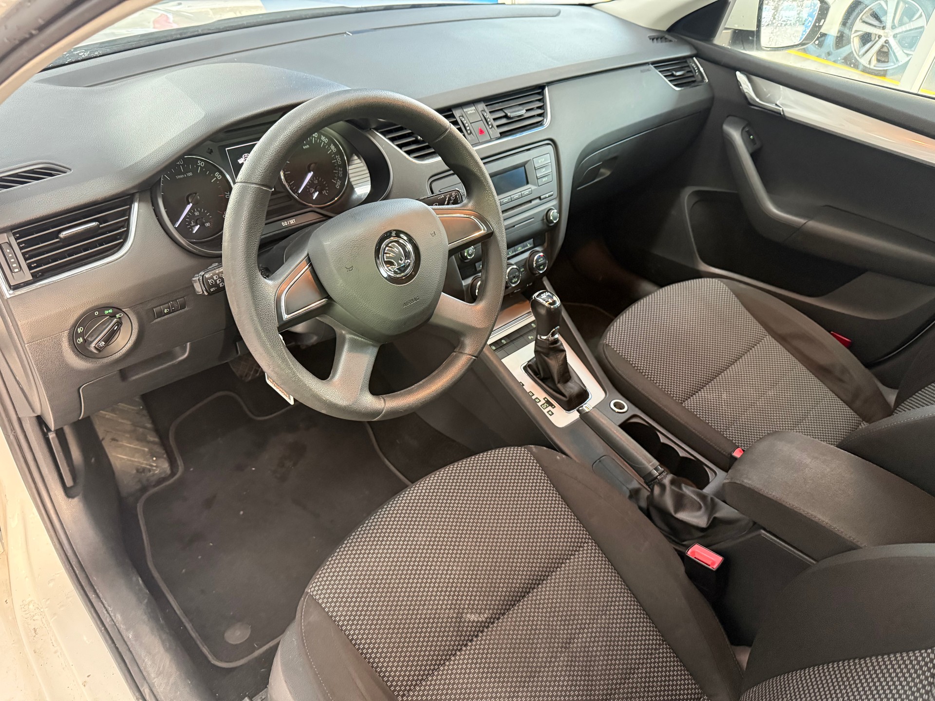 SKODA Octavia Combi 1.8 TSI Ambition 4x4 DSG-image-9