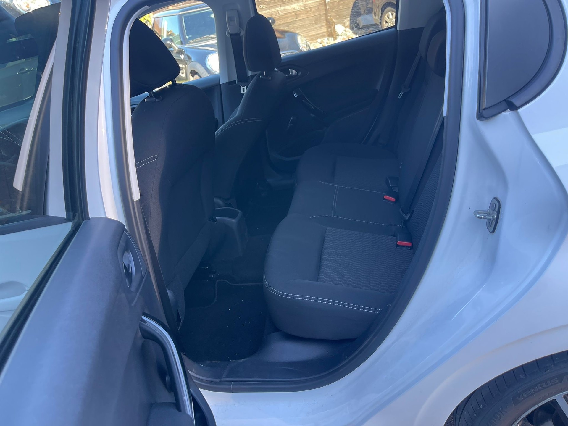 PEUGEOT 208 1.2 PureTech Allure-image-8
