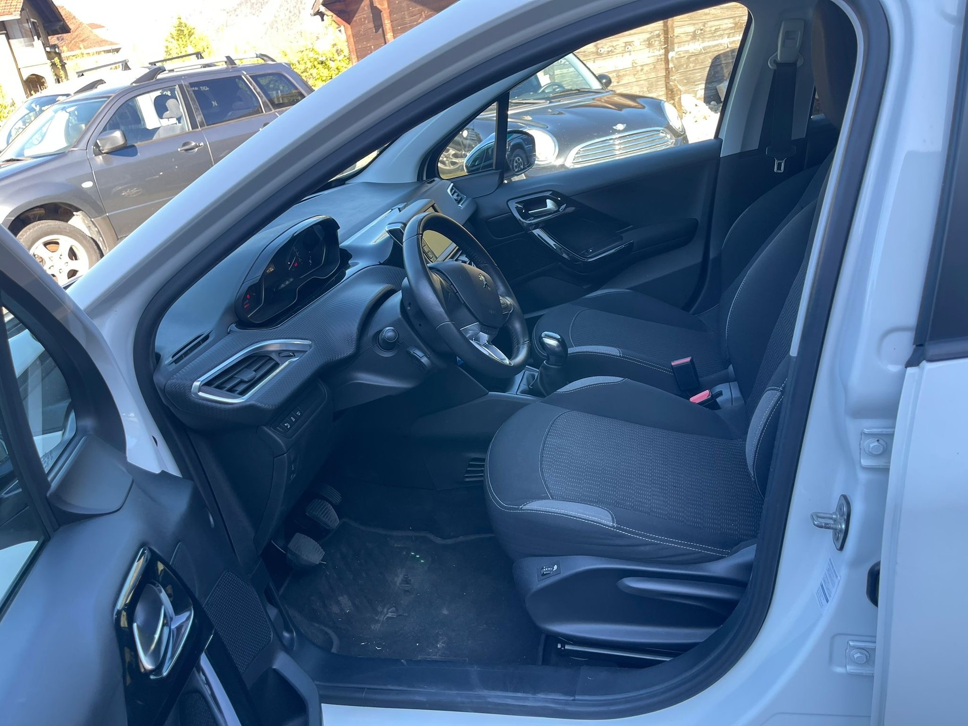 PEUGEOT 208 1.2 PureTech Allure-image-7