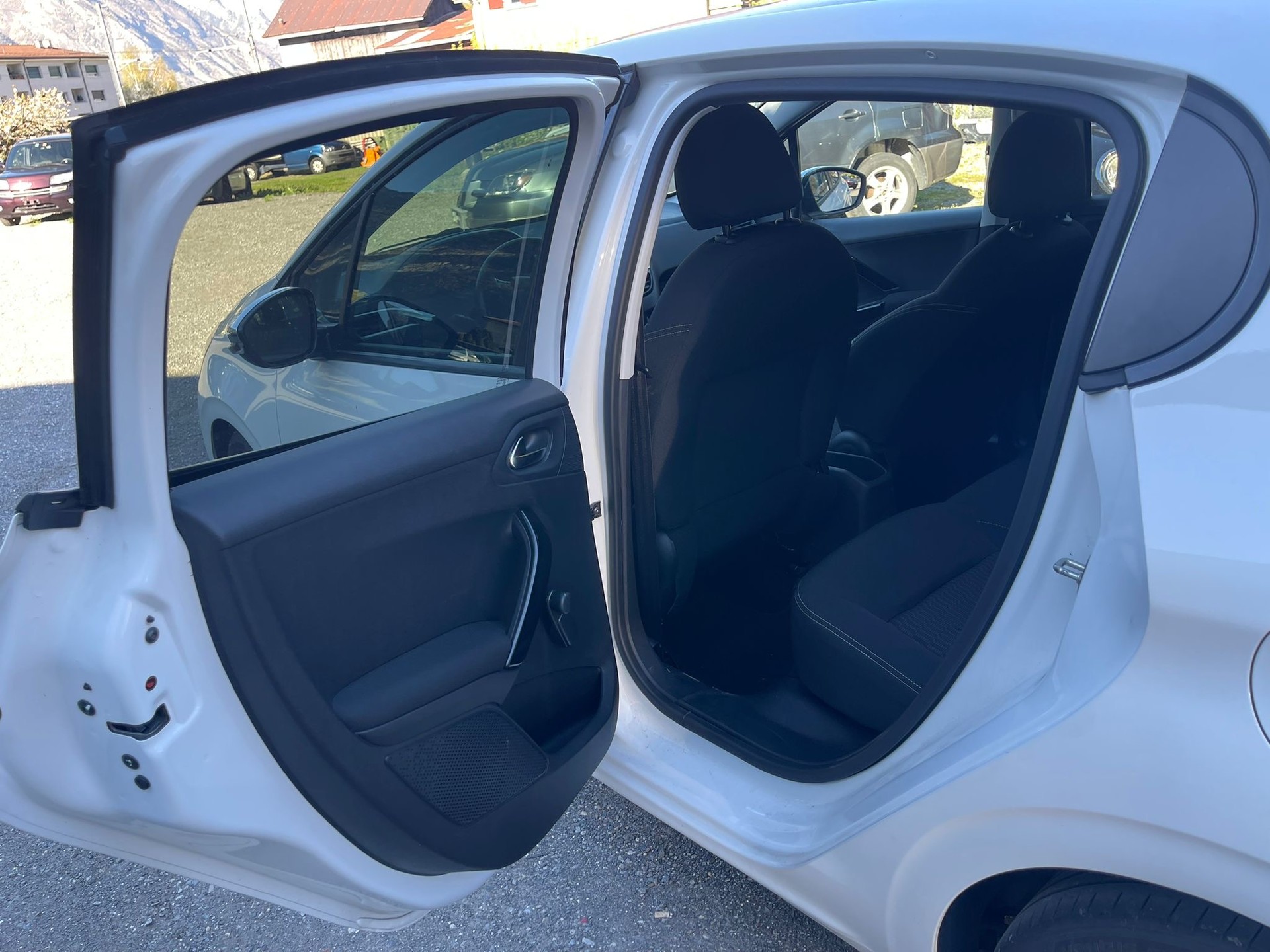 PEUGEOT 208 1.2 PureTech Allure-image-6