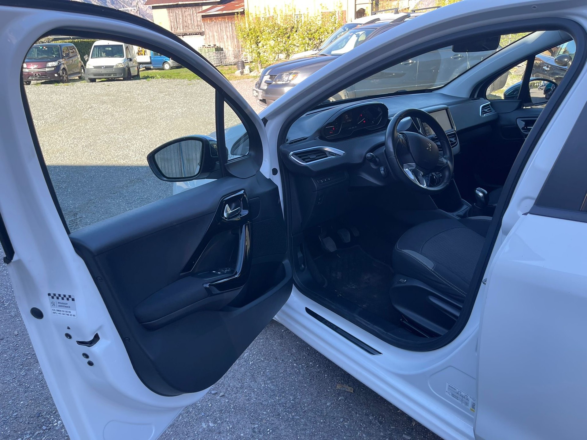 PEUGEOT 208 1.2 PureTech Allure-image-11