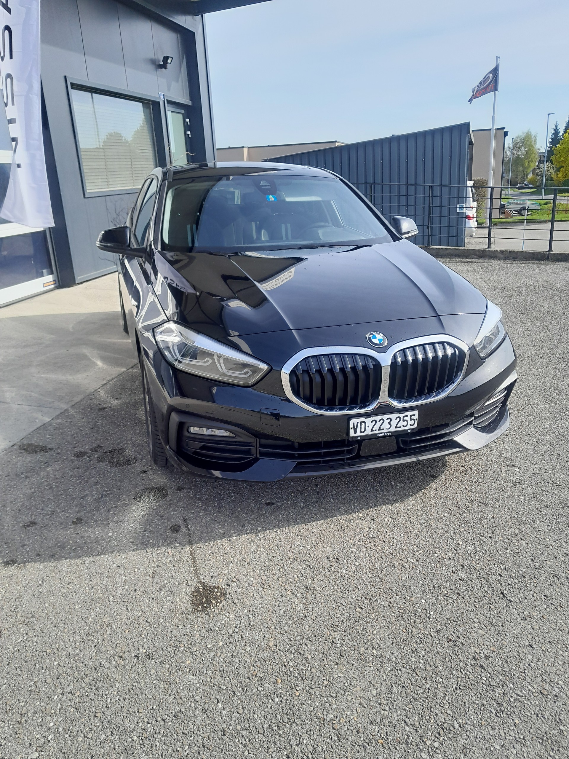 BMW 118i Essential Edition Steptronic-image-2