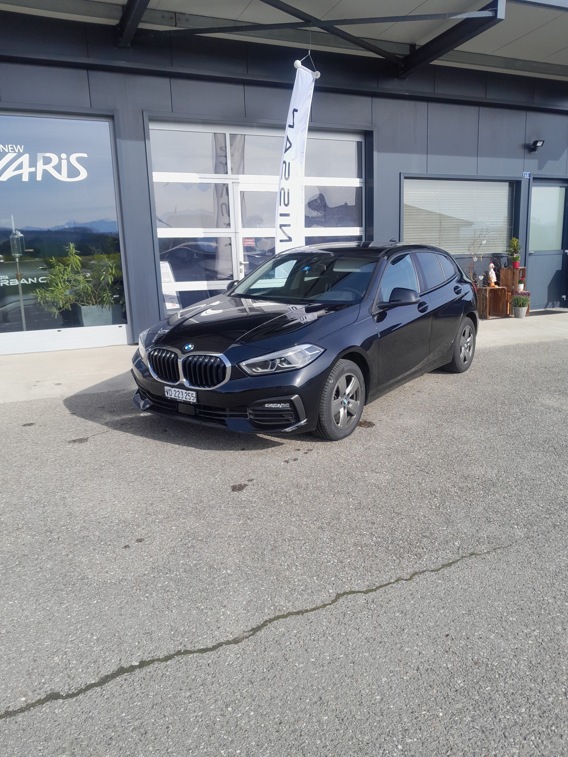 BMW 118i Essential Edition Steptronic-image-1