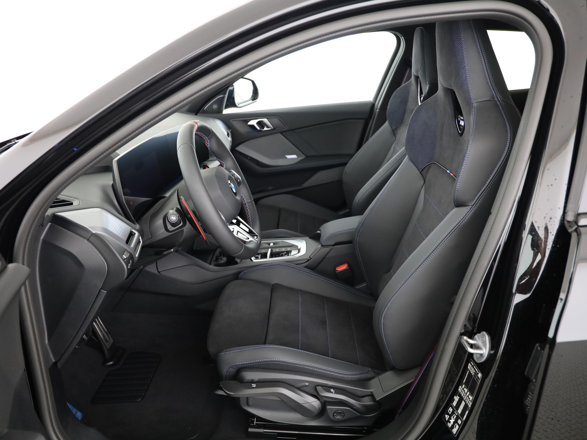BMW M135i xDrive-showroom-element-3