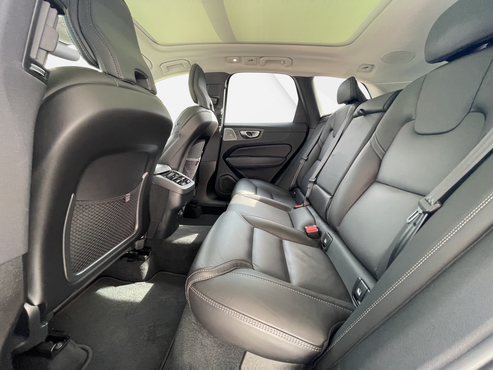 VOLVO XC60 2.0 B5 MH Ultimate Dark AWD-image-13