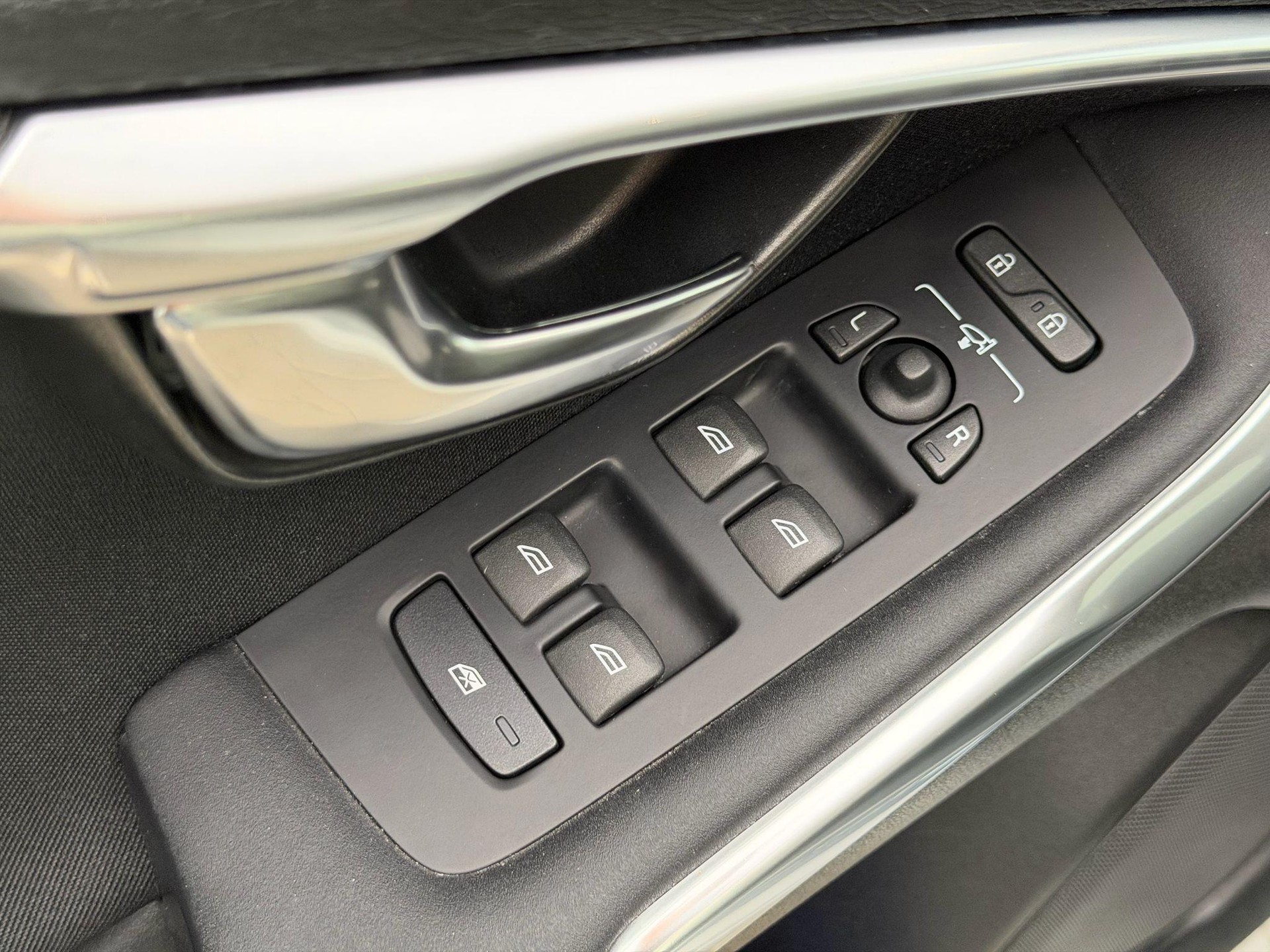 VOLVO V40 2.0 D3 Momentum S/S-image-20
