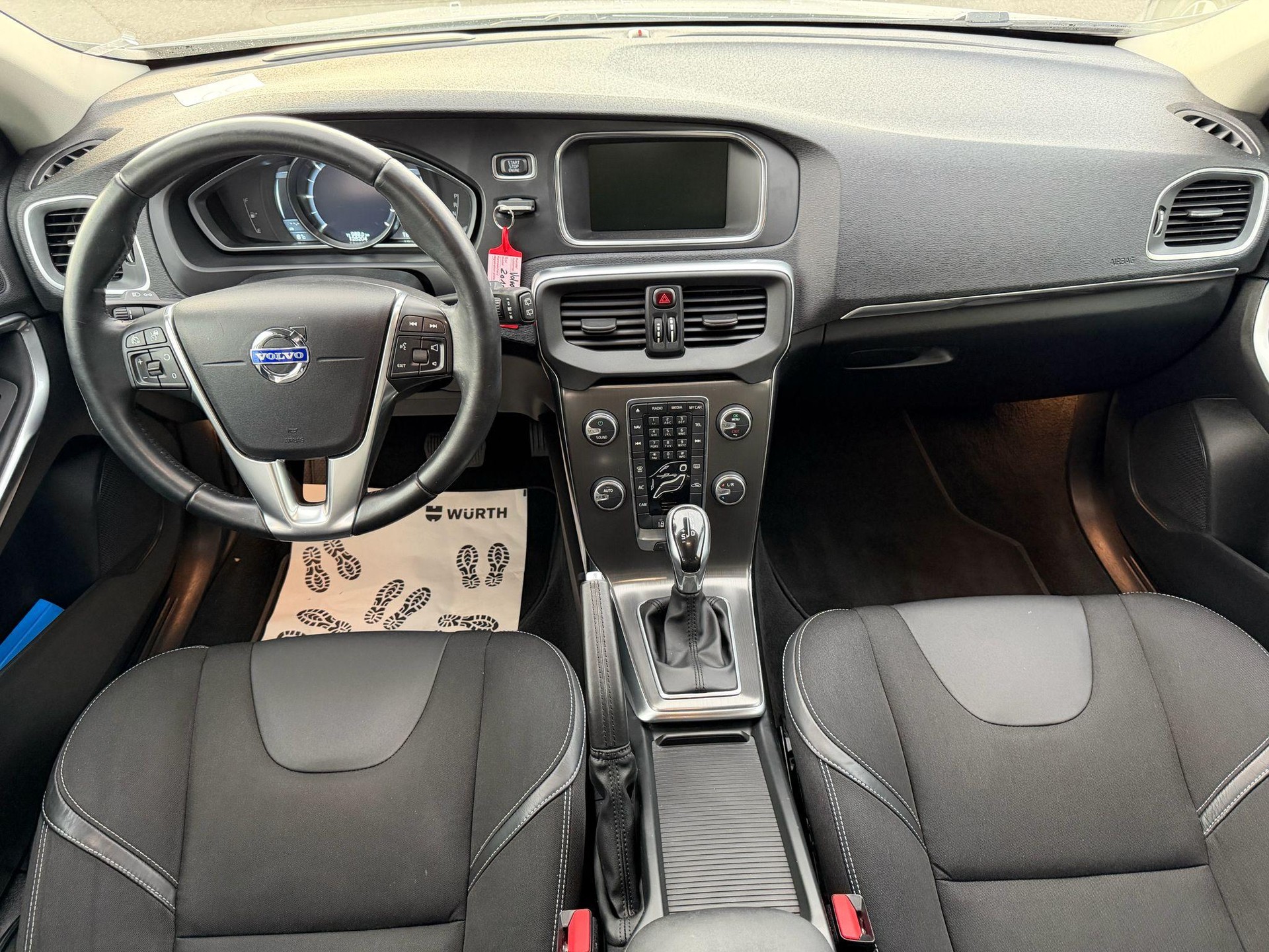 VOLVO V40 2.0 D3 Momentum S/S-image-8