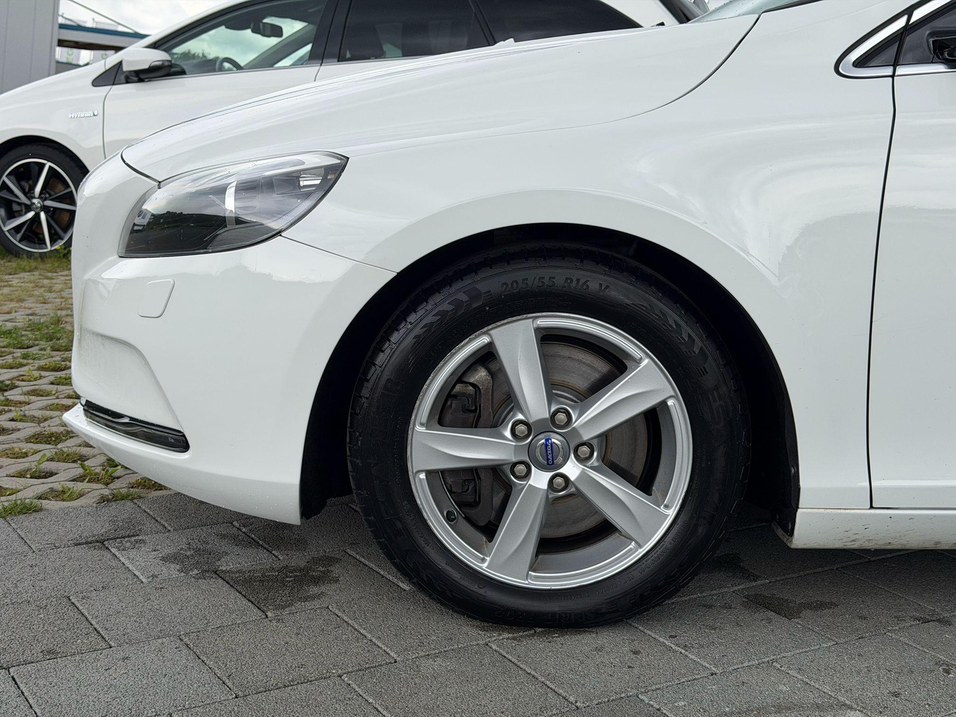 VOLVO V40 2.0 D3 Momentum S/S-image-22
