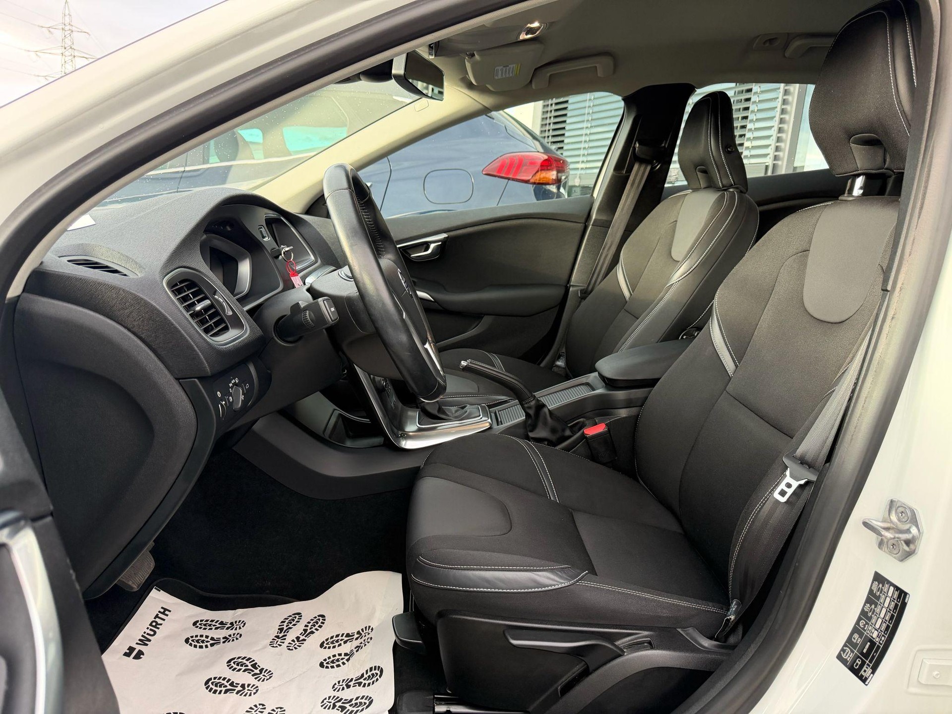 VOLVO V40 2.0 D3 Momentum S/S-image-19