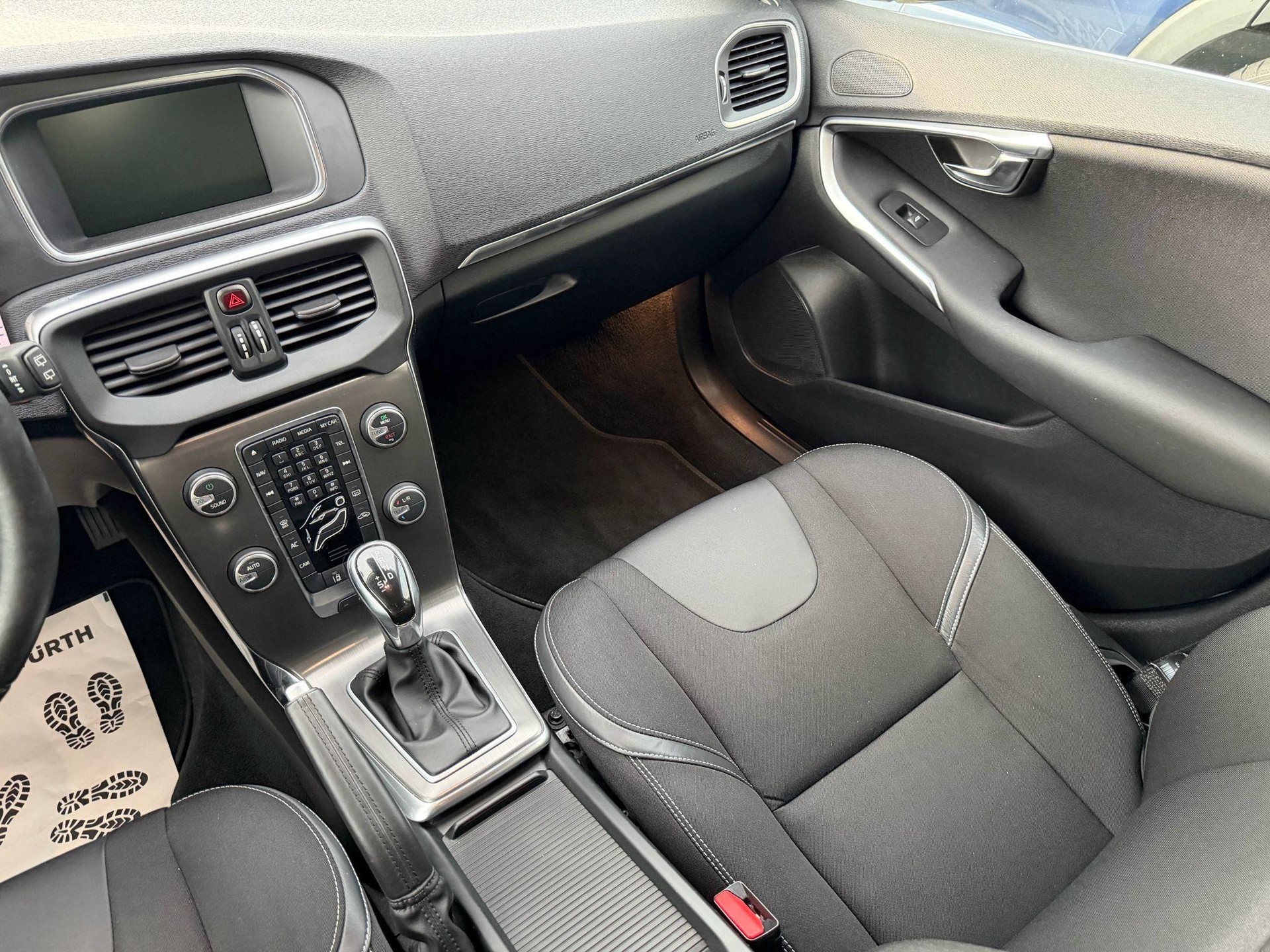 VOLVO V40 2.0 D3 Momentum S/S-image-11