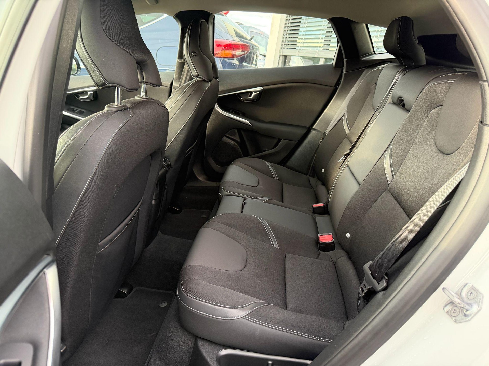 VOLVO V40 2.0 D3 Momentum S/S-image-24