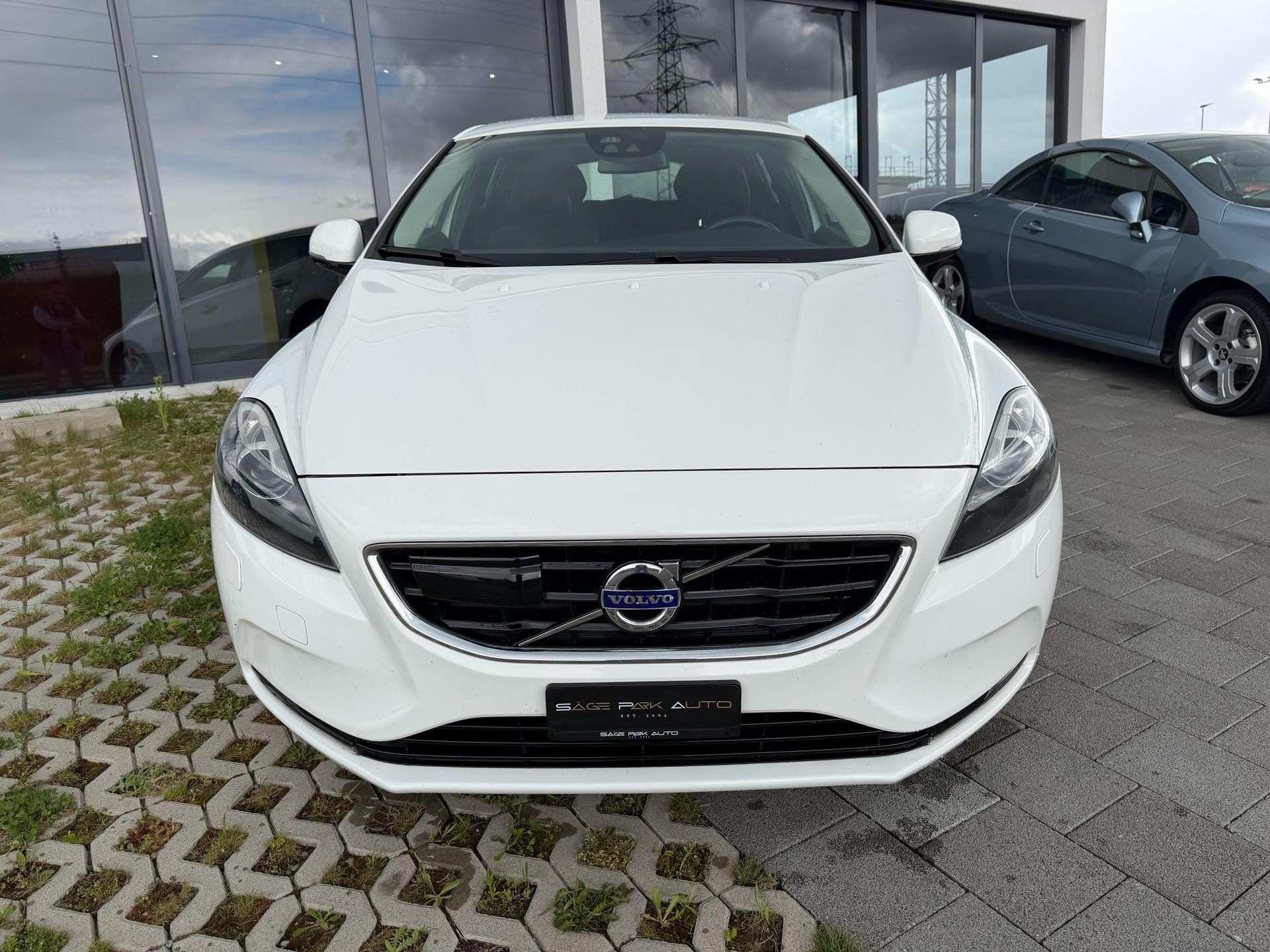 VOLVO V40 2.0 D3 Momentum S/S-showroom-element-2