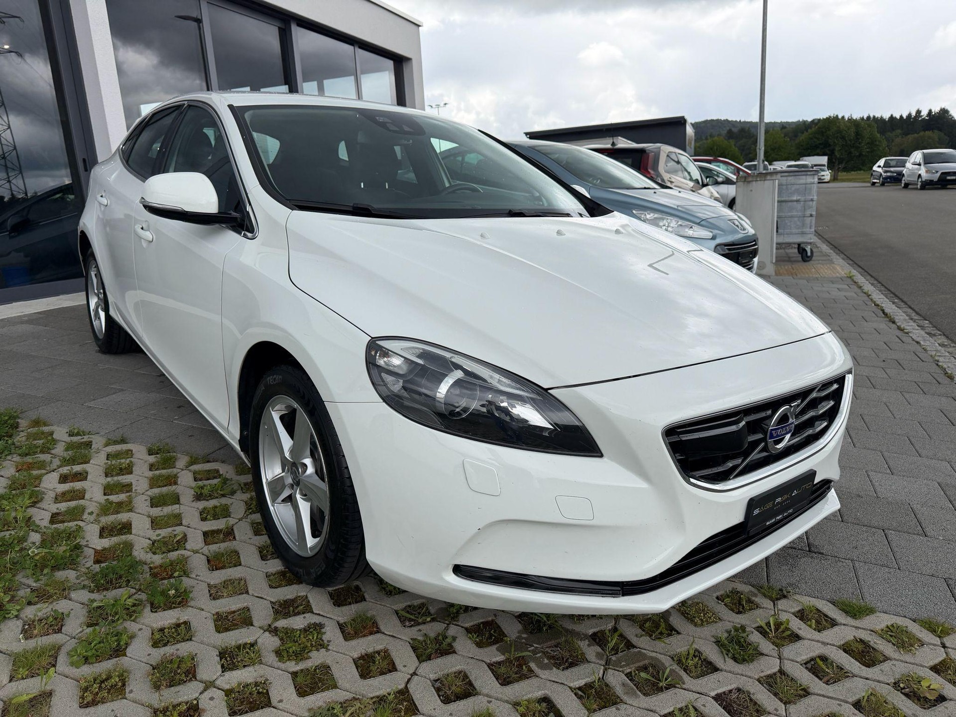VOLVO V40 2.0 D3 Momentum S/S-showroom-element-1