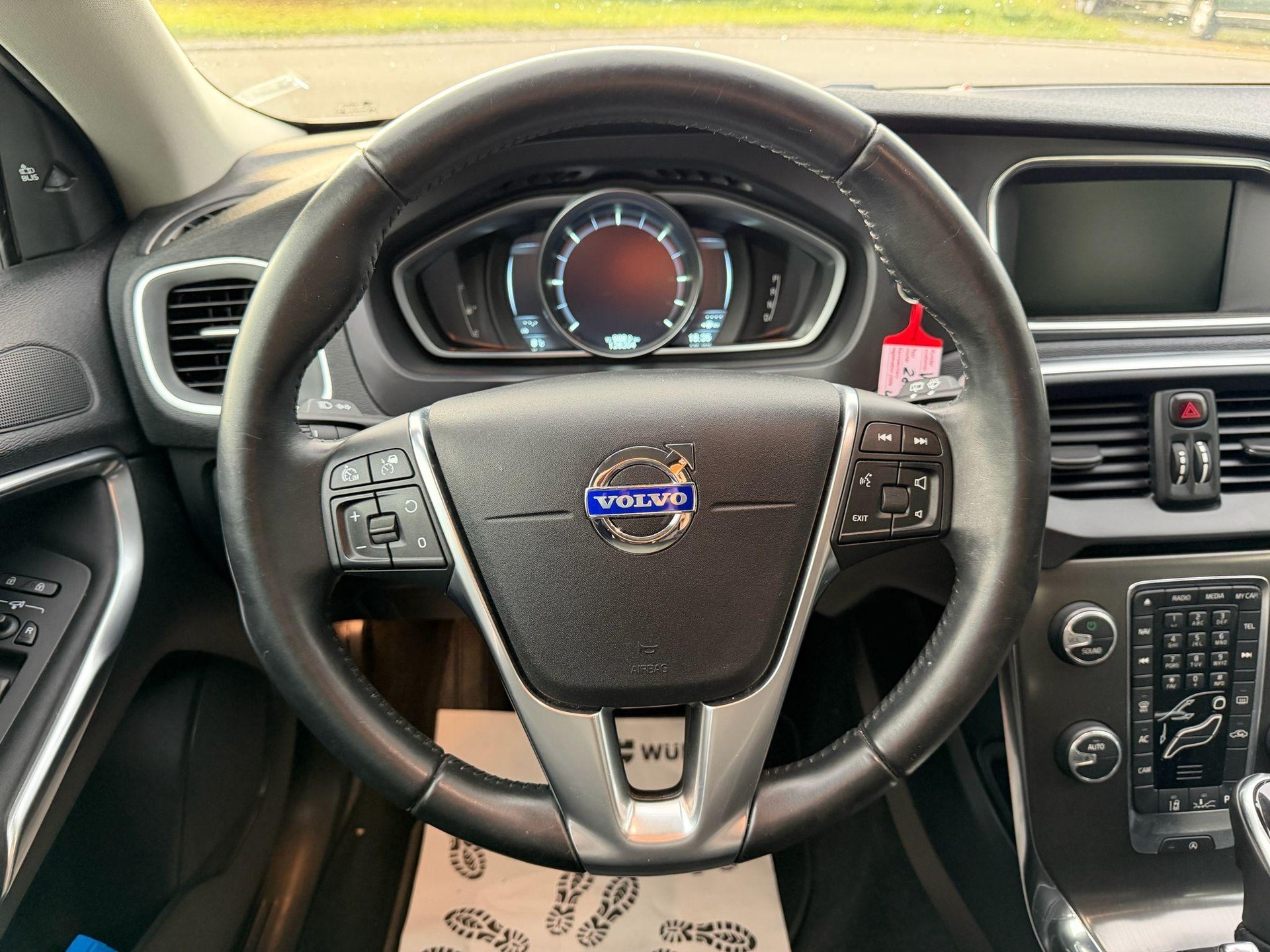 VOLVO V40 2.0 D3 Momentum S/S-image-10