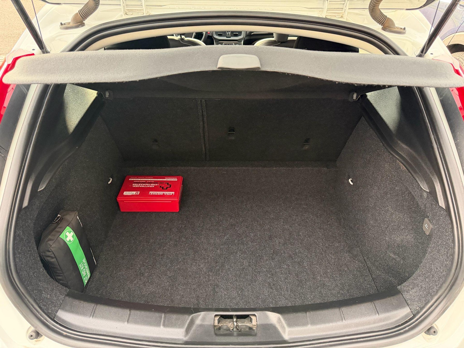 VOLVO V40 2.0 D3 Momentum S/S-image-21