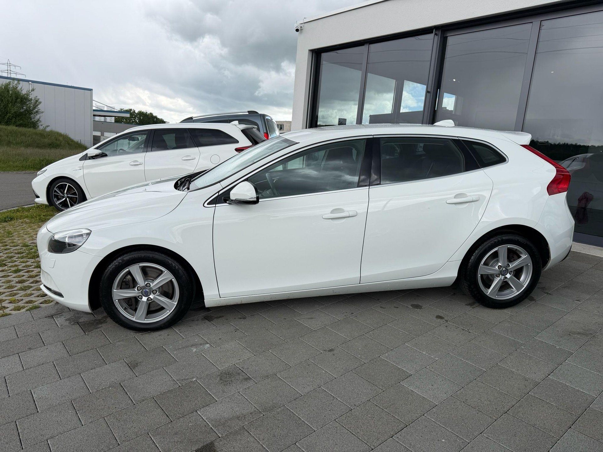 VOLVO V40 2.0 D3 Momentum S/S-image-23