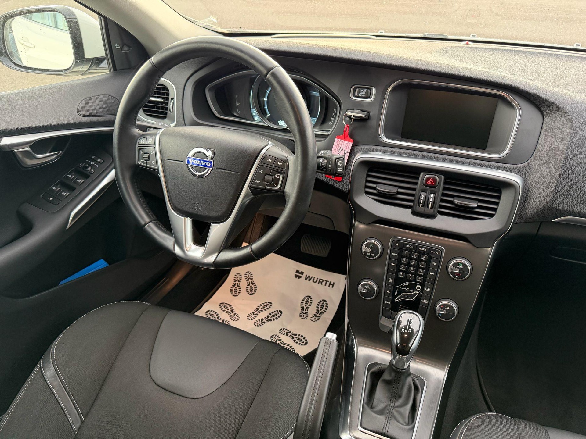 VOLVO V40 2.0 D3 Momentum S/S-image-12