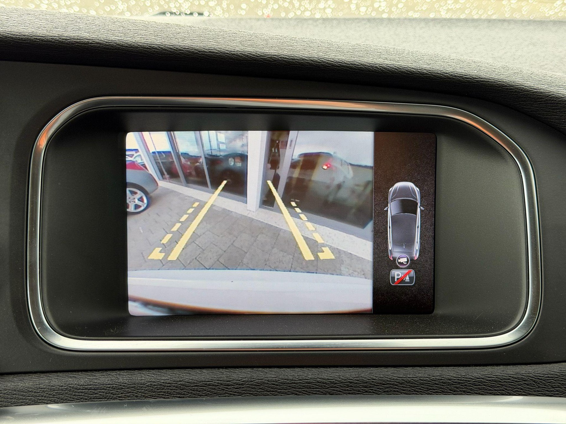 VOLVO V40 2.0 D3 Momentum S/S-image-16
