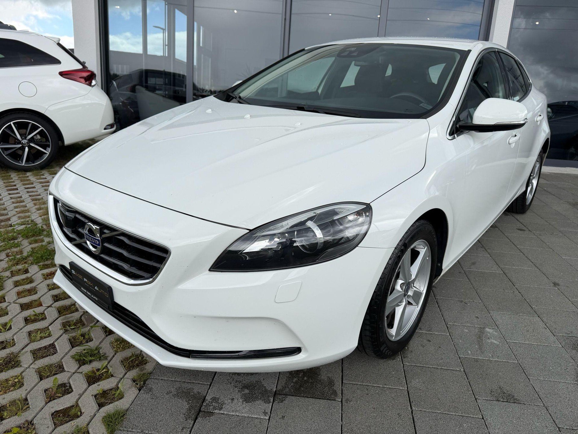 VOLVO V40 2.0 D3 Momentum S/S-showroom-element-3