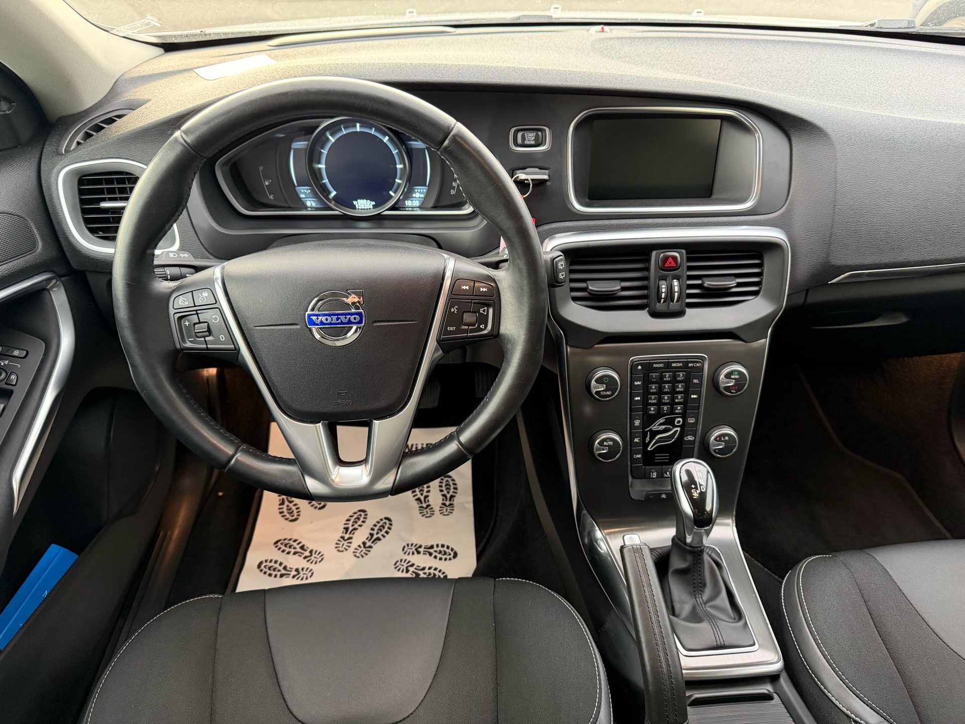 VOLVO V40 2.0 D3 Momentum S/S-image-9